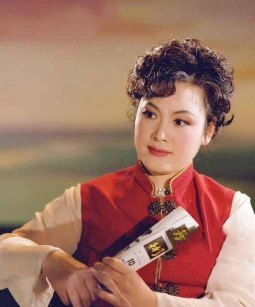 春秋叙史：2000年，李谷一举报东方歌舞团团长田玉斌腐败。田玉斌得知被李谷一举报后大肆宣扬李谷一想要取而代之的言论，不久她就收到死亡电话威胁，但李谷一始终没有退缩，一代“歌坛女王”用正直将贪污官员挑下马来。