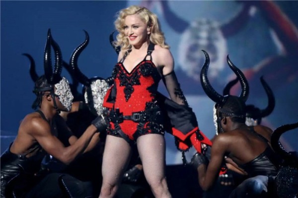 大名鼎鼎的“妖精女星”身边男友数不胜数，年过花甲男友不断！