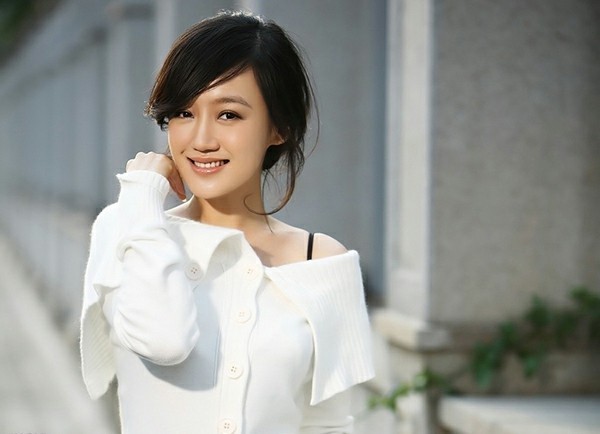 大名鼎鼎的“妖精女星”身边男友数不胜数，年过花甲男友不断！