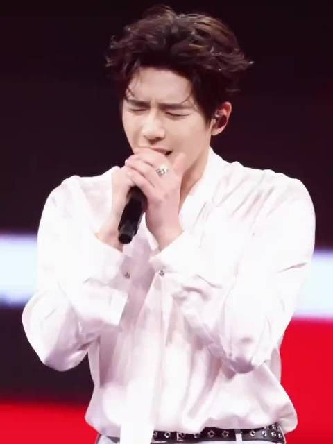 “不得不说棍哥除了玩游戏 其他都拿得出手 就这样水灵灵的唱上去了”