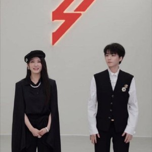 王俊凯在现场即兴清唱的新歌《无人乐园》与送考主题有何关联？