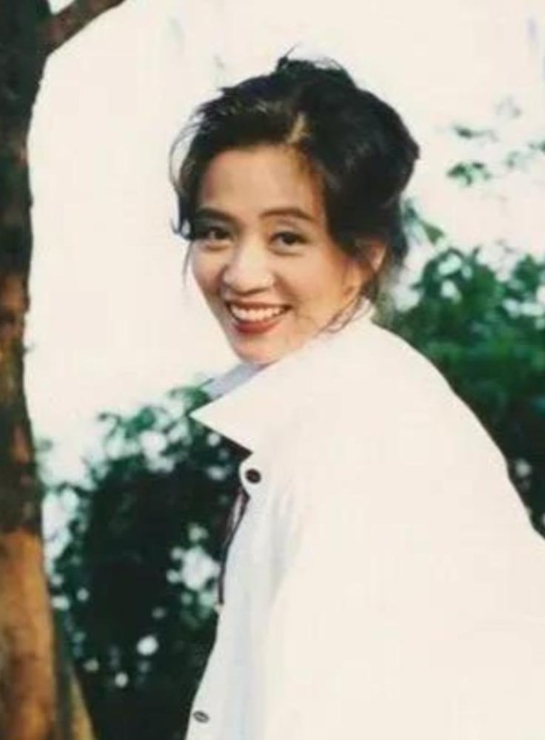 有趣的风筝线：1992年，梅艳芳因为拒绝唱歌，被黄朗维打了一巴掌，没想到第二天，黄朗维就被人砍成重伤，两天后又遭遇枪击。
梅艳芳，香港乐坛的传奇，1963年出生在个普通家庭，小时候家里穷得叮当响。四岁半就跟姐姐梅爱芳搭档，在街头唱歌挣钱，日子过得苦哈哈。1982年，她19岁，凭着一首《风的季节》拿下香港新秀歌唱大赛冠军，签了华星唱片，从此一脚踏进娱乐圈。三年后，《似水流年》专辑让她红透半边天，销量...