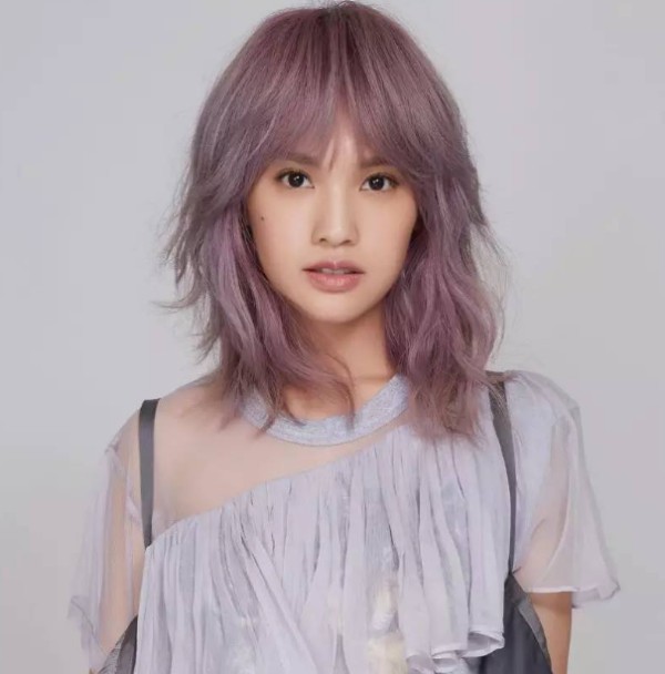 熙百科：娱乐圈女明星的真实身高，让人大跌眼镜。这些女星在荧幕上个个都是瓜子脸、身材修长，看着身材比例很完美，可这些都是假象，不是身高被拉长就是脚踩10公分的鞋子，下面我们来看下她们的真实身高吧：
1、杨丞琳：她的资料上写的身高161，但实际能看出其实和小s差不多高，估计在154左右。  
2、蔡依林：身材火辣就是个子太矮，对外声称身高是158，但实际身高大概153左右。  
3、鞠婧祎：被誉为四千...