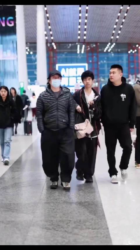 郑钧送儿子出国上学两人依依不舍，15岁的jagger和爸爸走在一起简直一模一样！