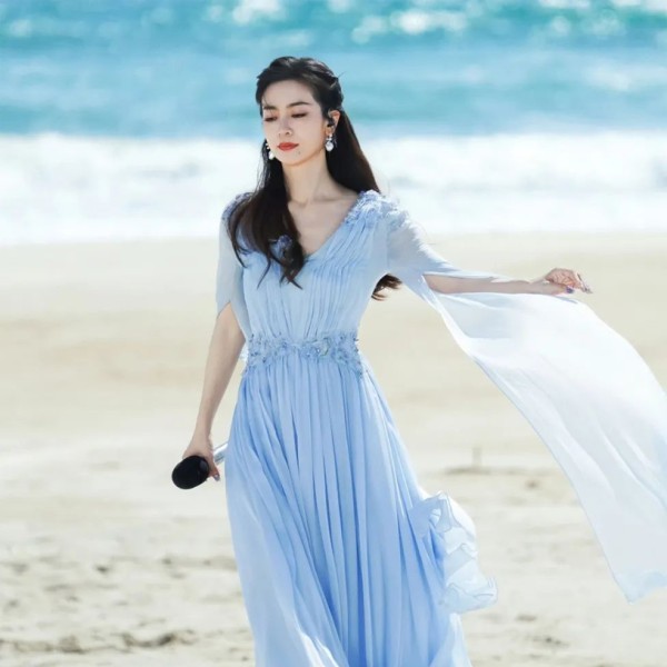 被大前辈“拎”到C位，她又红了？