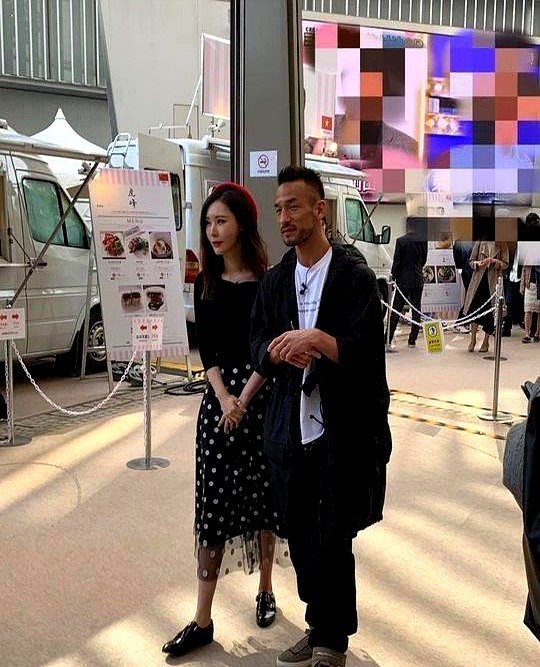 魔法百灵鸟：田朴珺和日本前国脚中田英寿被拍到在东京一间清酒吧并肩小酌，短视频三小时冲进微博热榜前十，网友们原本以为能听到足球八卦，结果镜头里全是两只清酒盏的“叮”声和关于米、水、发酵曲的技术流对谈，看着像深夜电台版的《风味人间》而非明星绯闻现场。

七年前两人就因一档访谈节目结缘，据节目幕后花絮（B站UP主@纪录拾光整理）显示，录完那期“世界波”主题后他们一口气试了六款清酒，话题从日本酒米山田锦聊...