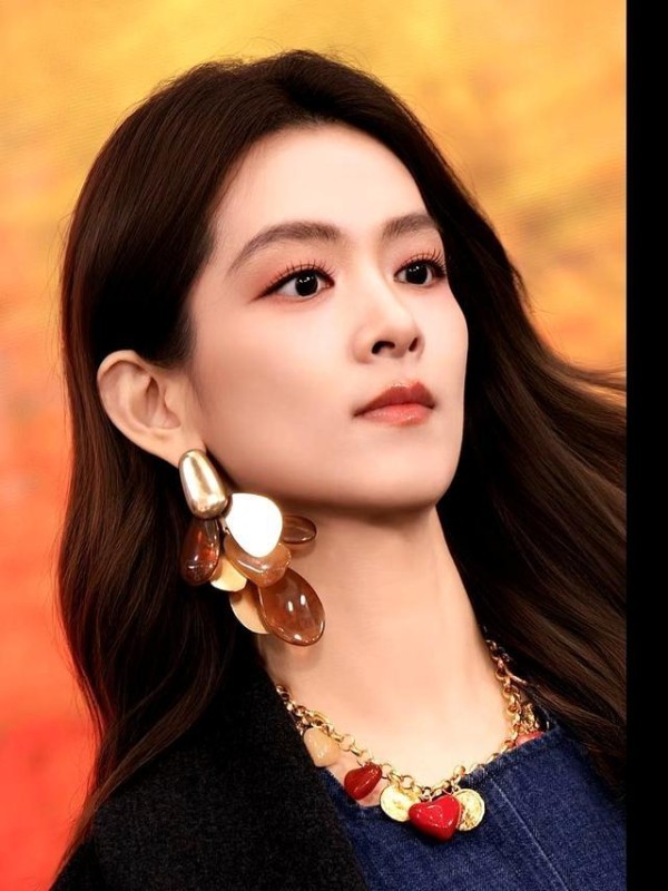 明星集体“下凡“演话剧，真相扎心：这哪是艺术回归，是内娱的“