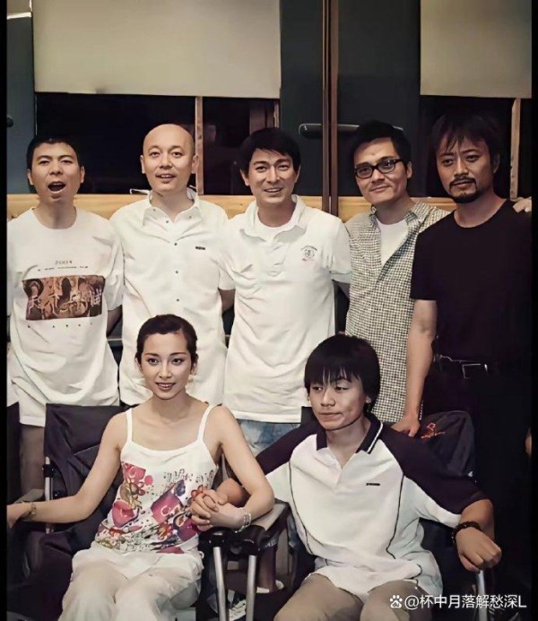 这是2004年刘德华、葛优等大咖带王宝强拍《天下无贼》的合影。那时王宝强刚出道,模样青涩,整个剧组对他都十分照顾