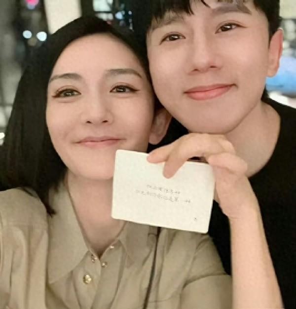 谢娜夜骑送花6年！是真爱保鲜术还是公关手段？张杰演唱会这一幕引爆争议