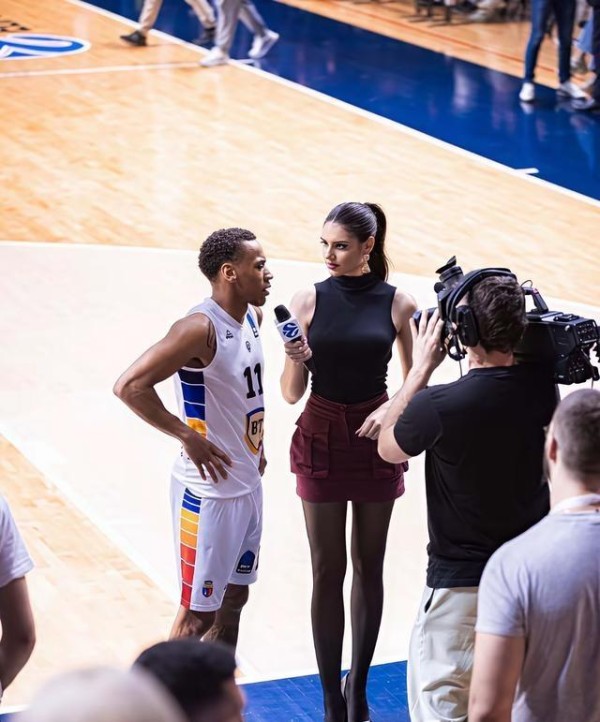 四千万年薪巨星被她问出冷汗，撕开现代体育的公关伪装