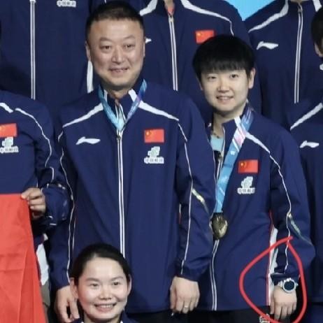 孙颖莎比赛合照一个小动作，特意露出手表给OPPO打广告，让资本方直呼爱死