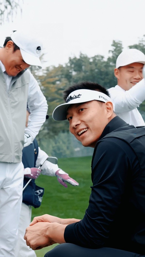 易建联深陷私密照风波？退役一年后，这位体坛偶像正打一场比NBA更难的仗！