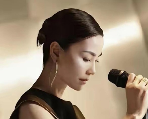 在娱乐圈这个名利场里，是否存在一种友谊，不靠热搜维系，不因利益捆绑，却能历经三十年风雨而愈发醇厚？