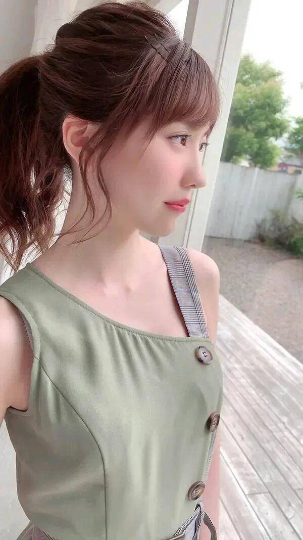 蓝芽水月：00后清纯天花板与从追星女孩到业界顶流的逆袭