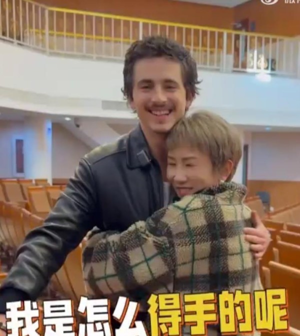 恭喜张踩玲!追星圆梦抱甜茶,说本命年搂帅哥可长个