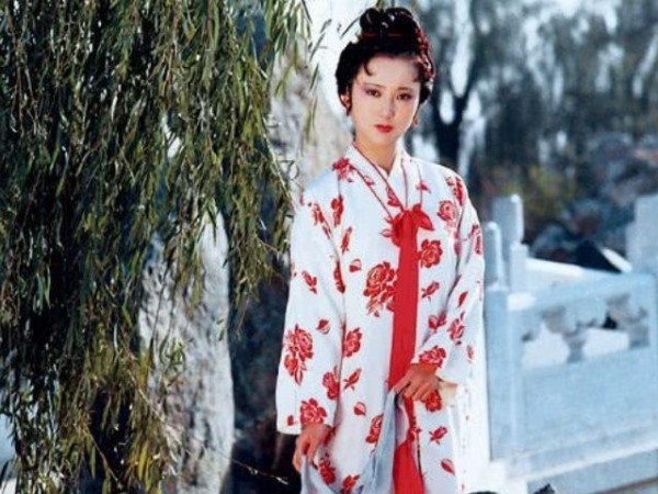 6位明星去世后遗产引争议，她红颜薄命，遗物竟遭母亲拍卖