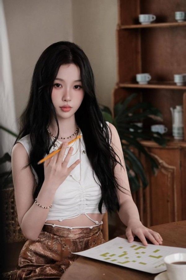 搜狐娱乐讯 近日，一组虞书欣美图释出。图中，她穿波西米亚风套装，慵懒复古，浪漫感拉满。