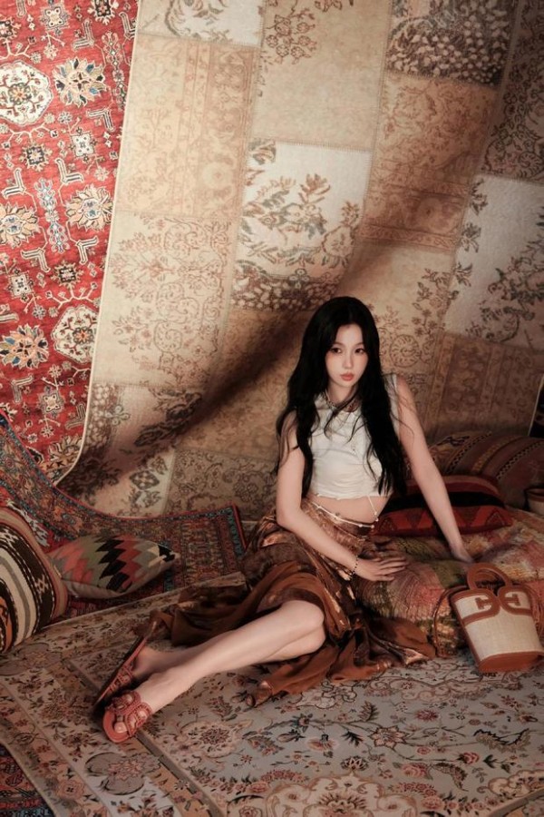 虞书欣席地而坐，身姿舒展随性。