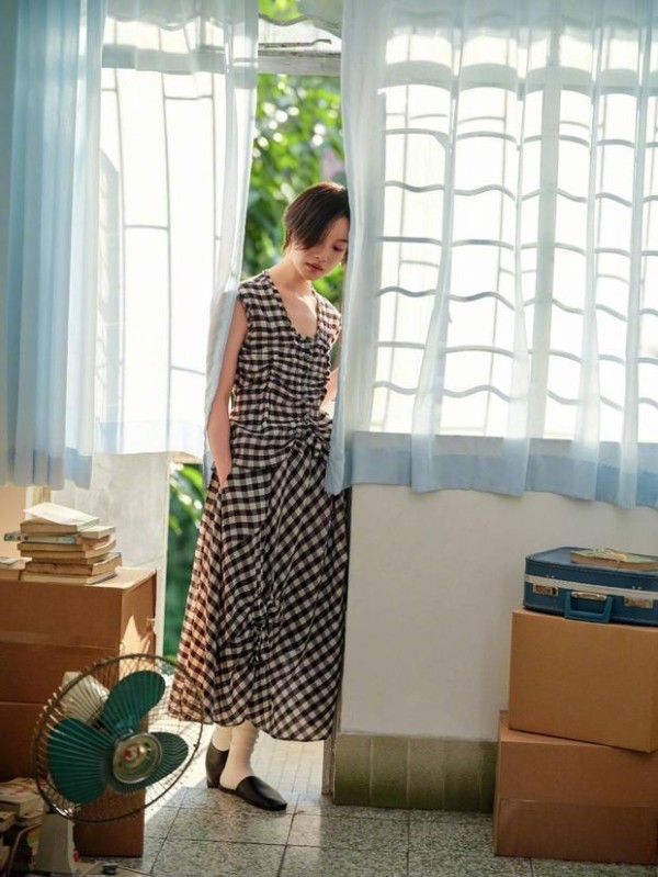 搜狐娱乐讯 近日,倪妮短发造型出镜夏季大片,以 “风辞典” 为主题,文艺松弛,尽显生活诗意与治愈感。