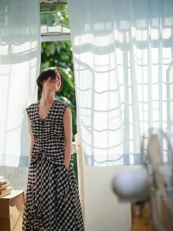 倪妮立窗边,抬首笑眼温柔松弛。