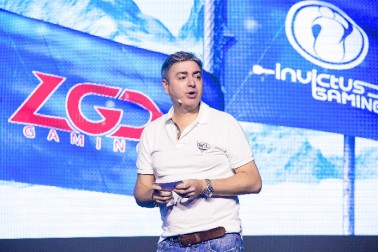 百威英博高层Bruno Cosentino先生，亲临现场为哈啤电竞军团加油打气