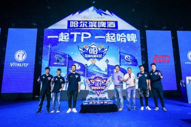 哈啤电竞军团与百威英博高层“一起TP，一起哈啤”