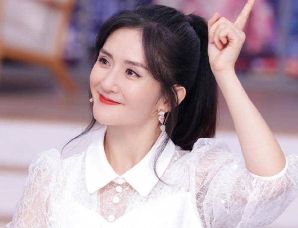 谢娜首次出镜生图曝光，现场氛围综艺感十足，我只注意到皮肤状态