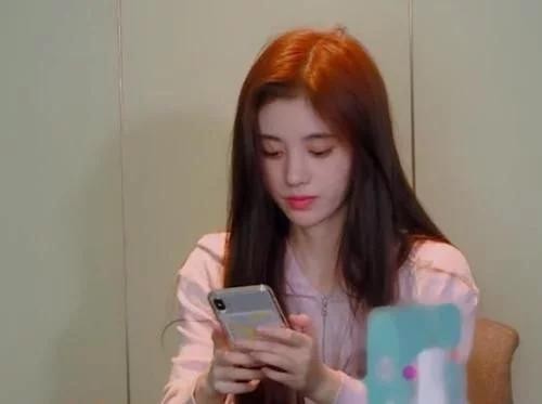 鞠婧祎起床后素颜出镜录综艺，全场嘉宾都“沸腾”了就他不为所动