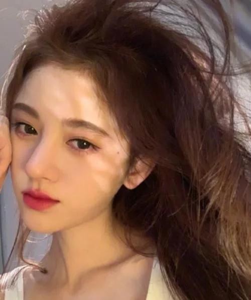 鞠婧祎起床后素颜出镜录综艺，全场嘉宾都“沸腾”了就他不为所动