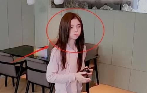 鞠婧祎起床后素颜出镜录综艺，全场嘉宾都“沸腾”了就他不为所动