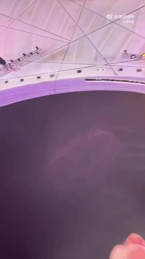 余宇涵与张杰同台亮相鸟巢舞台