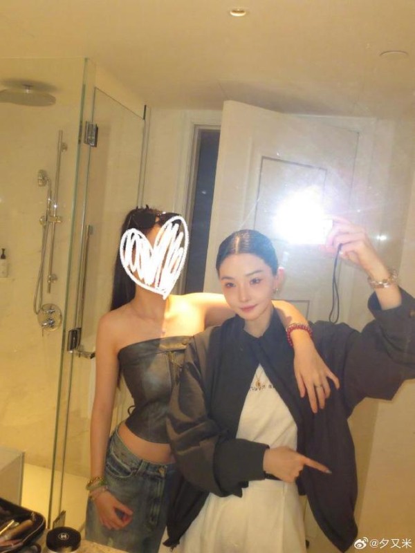 高晓松前妻曝出女儿近照！穿黑色抹胸身材超火辣，身高超170公分