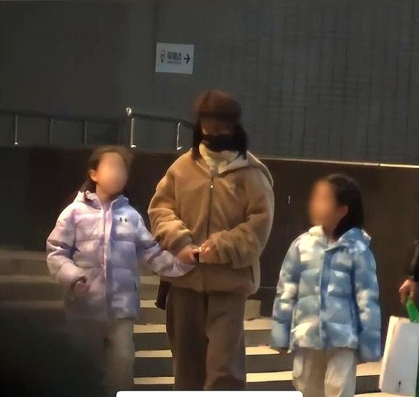 明星的无奈！谢娜送女儿上学被偷拍，一句话配68个感叹号太心酸