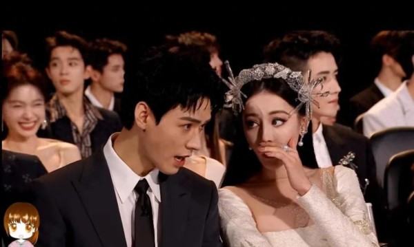 热巴龚俊台下说悄悄话，娱乐圈真挚友情引热议