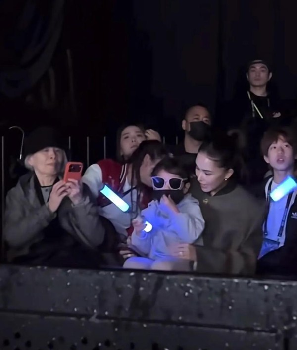 昆凌生图刷屏！无滤镜怼脸拍竟比精修能打？周杰伦演唱会三代同框甜翻全网