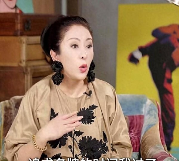 66岁陈岚称不再追求名牌，穿廉价衣服也显贵，却被网友吐槽
