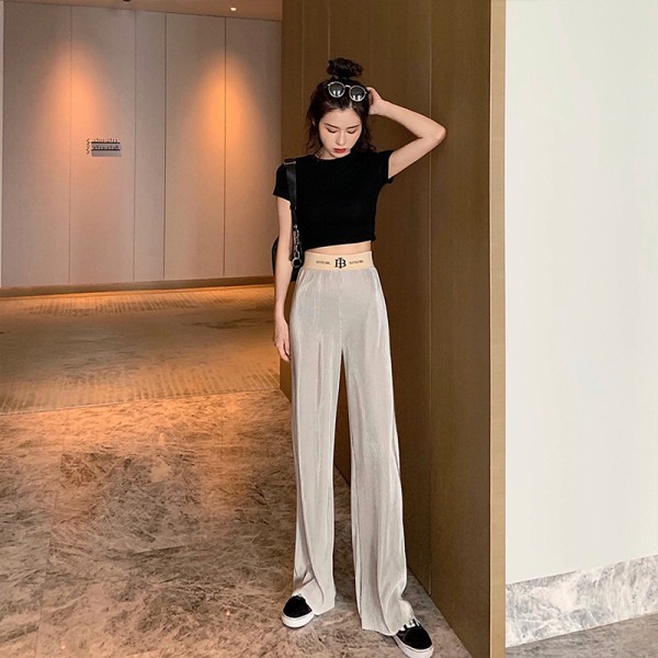 看看当红小花旦杨紫的穿搭，清纯时尚又有型，满屏的少女感