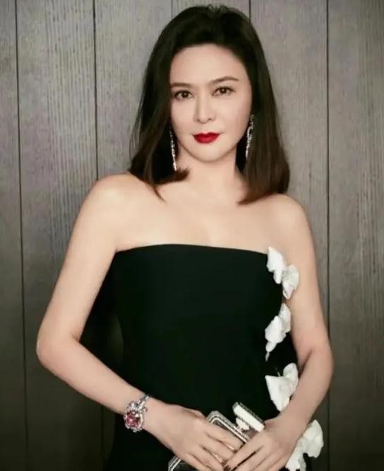 关之琳的骗婚风波与起伏的感情生活