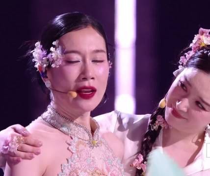 温峥嵘说自己终于体会到隔行如隔山了，唱rap唱到崩溃，姐姐尽力了