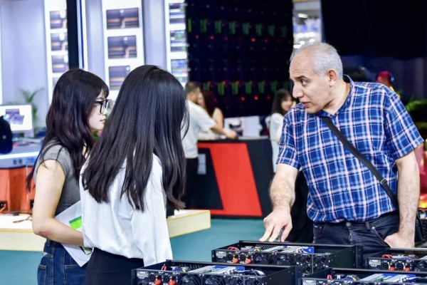 演艺经济“点亮”声光产业，广东制造厂商学会用设备“讲故事”