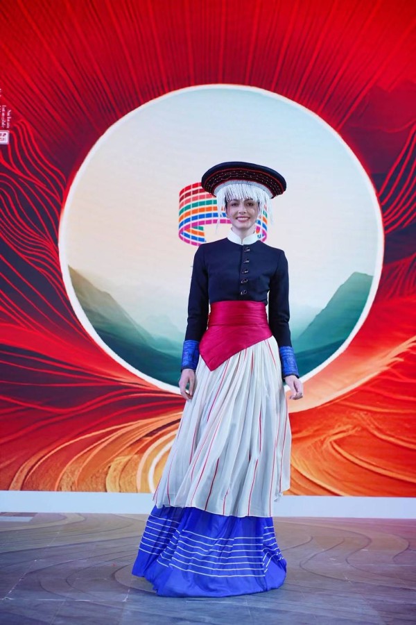 封面新闻：针线上的新国潮 四川盐边县傈僳族非遗亮相西博会｜图集
封面新闻记者 罗石芊 图据盐边县经济合作和商务局
5月25日至29日，第二十届中国西部国际博览会在成都举办。5月25日，在攀枝花展馆内，一众模特身着盐边县傈僳族非遗服饰、文创产品惊艳亮相，以一场近距离的走秀，为现场参观者展现一针一线上的新国潮。
傈僳族服饰作为重要的民族文化载体，承载着礼仪教化、记史述古、族群文化标识的功能。盐边傈僳族...