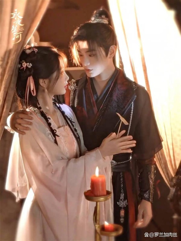 虞书欣丁禹兮甜蜜对视相拥