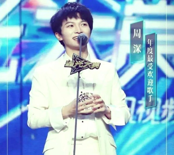 周深：从网络歌手到亚洲新歌榜金曲的成功之路