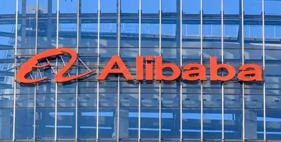 卢克文工作室：今天想问大家一个小问题: 杭州的爆火是因为什么？到底是先有人才，还是先有企业？

杭州是当之无愧的2025开年第一“明星”，从DeepSeek的海内外出圈、宇树机器人刷屏、外交部发言人点赞浙大一院，再到前段时间浙江和阿里签订战略合作。

热搜榜上时常出现杭州的身影，大家也在讨论，杭州为啥能够凭借科创频频出圈？背后倚仗的到底是什么？

对于这个问题，我觉得杨开忠教授给出了很好的答案。
...