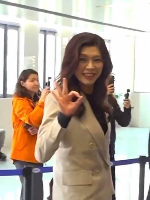 郑丽文朝我摆了个ok手势