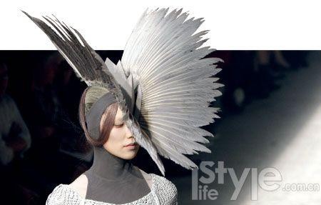 发挥了人类最天马行空想象力的解构主义、波普主义服装设计师，一如伦敦人Gareth Pugh，被自命为时尚追随者的出格系歌手们视为重要精神力量来源