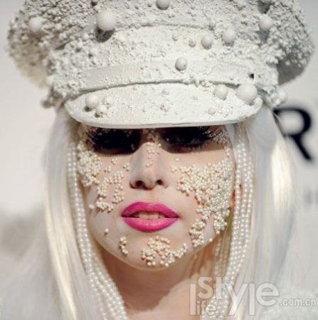 Lady Gaga捣鼓出一幅面目可憎的“珍珠脸”，显然深受安迪·沃霍尔、达利等人的波普艺术之“害”