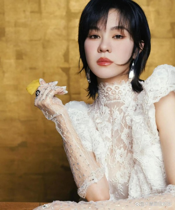 郁可唯多面形象图曝光，声线柔中带刚，竟成影视歌坛“稳坐钓鱼台”？老粉新粉都吵翻了，音乐到底有多真情假意