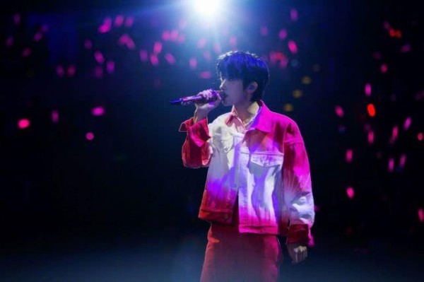 易烊千玺的微博私信功能突然关闭，得知原因后粉丝哭笑不得！