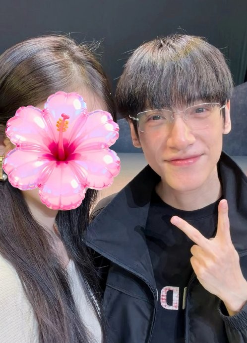 罗云熙到底跟多少人合影了 粉丝热议“人形打卡牌”